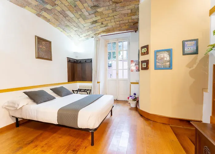 Apartment The British Corner, Cozy Loft With Garden 10 Min From Center Rome